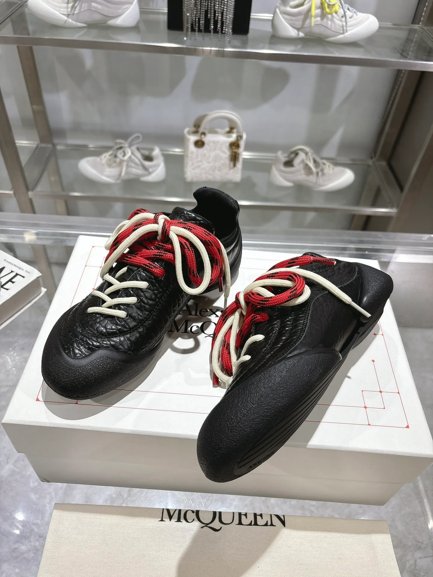 p580💰Couple model 𝐀𝐥𝐞𝐱𝐚𝐧𝐝𝐞𝐫 𝐌𝐜𝐐𝐮𝐞𝐞𝐧#/Alexander McQueen’s latest Flexion series, retro, casual, sneakers, original purchase, development, production, this Flexion Off Low-top sneakers in white grained leather with varying sized laces and an anatomically inspired lightweight segmented sole. The reverse skull pattern is embossed on the heel. Fabric: Original customized imported first-layer cowhide. Lining: Customized imported breathable mesh lining. Sole: Original open-molded non-slip TPU material. Bottom thickness: 2CM. Size: #Female size 35-40 (40 customized, non-refundable) #Men’s code 39-45 (45 customized, non-refundable)